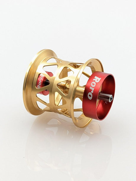 Eine goldene, zylindrische BFS-Titanspule AX22 von Roro Lure mit präzisen Aussparungen und dem Schriftzug „Roro“ auf der Kappe ist auf weißem Hintergrund abgebildet. Kompatibel mit 23 SLP Millionaire Air, 22 Silver Creek Air und mehr.