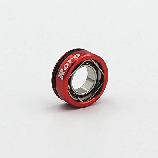 Das kleine, runde Roro BFS Keramik Kugellager von Roro Lure hat ein rotes Außengehäuse mit der Aufschrift "Roro" in weißer Schrift auf einem schlichten weißen Hintergrund.