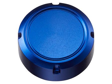 Der SLP Works 24 Steez SV TW Öleinspritzdeckel von SLP Works ist ein massiver, metallisch-blauer Deckel mit einer flachen Oberseite und drei Kerben - perfekt für Angelrolle Tuning an Ihrem Daiwa '24 Steez SV TW.