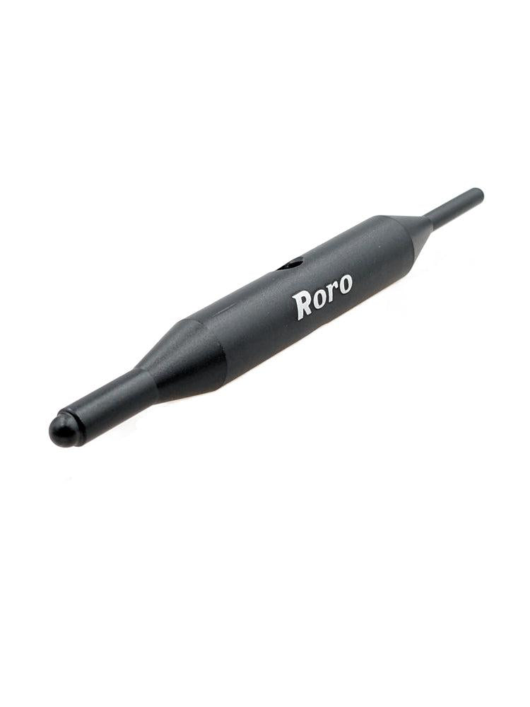 Ein schwarzes, doppelseitig gestaltetes Metallwerkzeug von Roro Lure, ein Endes rund, das andere leicht zulaufend-perfekt als Bearing Pull Tool für Angelrollen- oder Kugellager-Wartung. Abgebildet vor weißem Hintergrund.