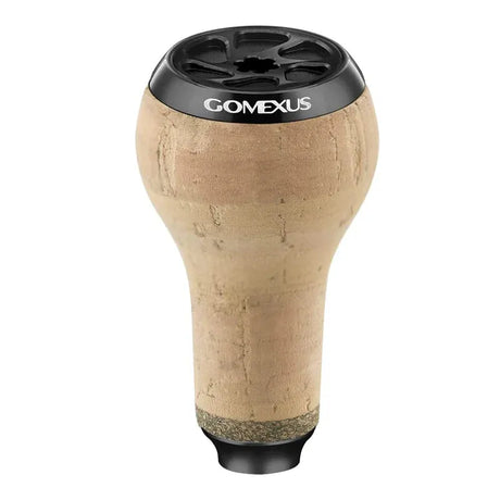 Der 27-mm-Korkknauf von Gomexus ist ein Korkgriffknopf für Ihre Baitcaster mit einer schwarzen Metalloberseite mit dem Gomexus-Logo und einem kreisförmigen Design mit einem Loch in der Mitte.