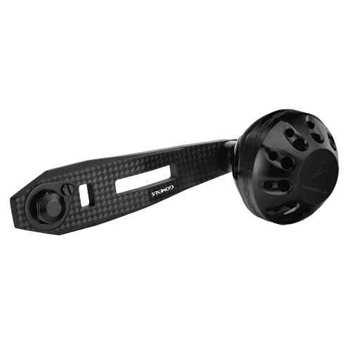 Der Gomexus Carbon Handle 75 mm mit 38 mm Power Knob (7x4mm), ein Carbonfaser-Rollengriff mit schwarzem Power Knob und gewichtsreduzierenden Löchern von Gomexus, ist auf einem schlichten weißen Hintergrund abgebildet.