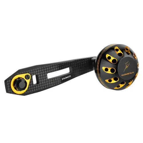 Der Gomexus Carbongriff 75 mm mit 38 mm Power Knob (7 x 4 mm) ist ein schwarz-goldener Griff für Angelrollen mit ausgeschnittenem Carbonarm und rundem Power Knob mit mehreren Löchern und goldenen Details.