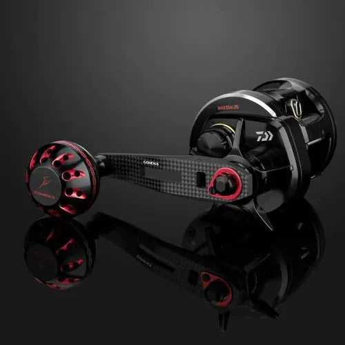 Eine Nahaufnahme der Gomexus Carbon Handle 75 mm mit 38 mm Power Knob (8x5mm) Angelrolle von Gomexus mit Karbonkurbelgriff, Power Knob und metallischen Akzenten wird auf einer reflektierenden schwarzen Oberfläche gezeigt.
