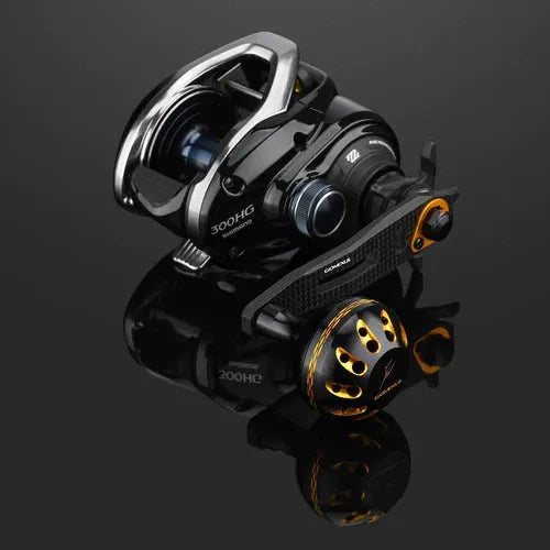 Der Gomexus Carbon Handle 75 mm mit 38 mm Power Knob (8x5mm), in Schwarz und Gold, besticht durch sein schlankes Design und den großen Griff, der auf einer reflektierenden schwarzen Oberfläche abgebildet ist.