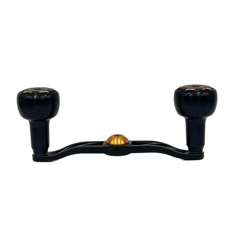 Ein schwarzer Gomexus Crank 110mm Handle mit 30 mm Sailor Power Knobs (8x5mm) für Baitcasterrolle, mit goldenen Akzenten, zwei zylindrischen Griffen und einem zentralen Befestigungspunkt auf weißem Hintergrund.