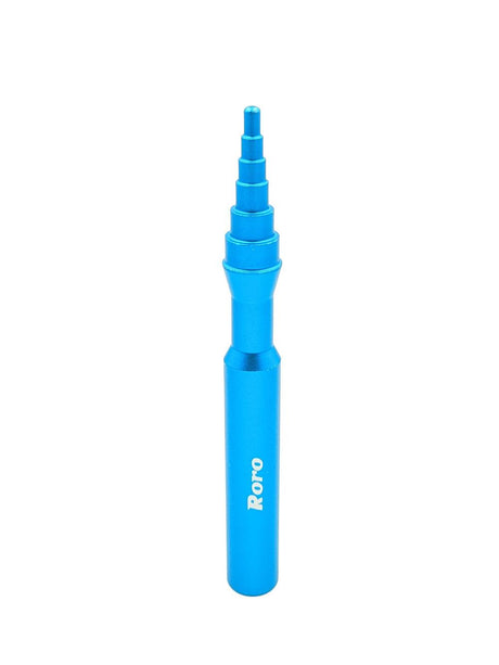 Ein blaues, metallisches, abgestuftes, konisches Roro Bearing Check Tool von Roro Lure, das zur Reduzierung der Reibung entwickelt wurde, ist vor einem schlichten weißen Hintergrund fotografiert.
