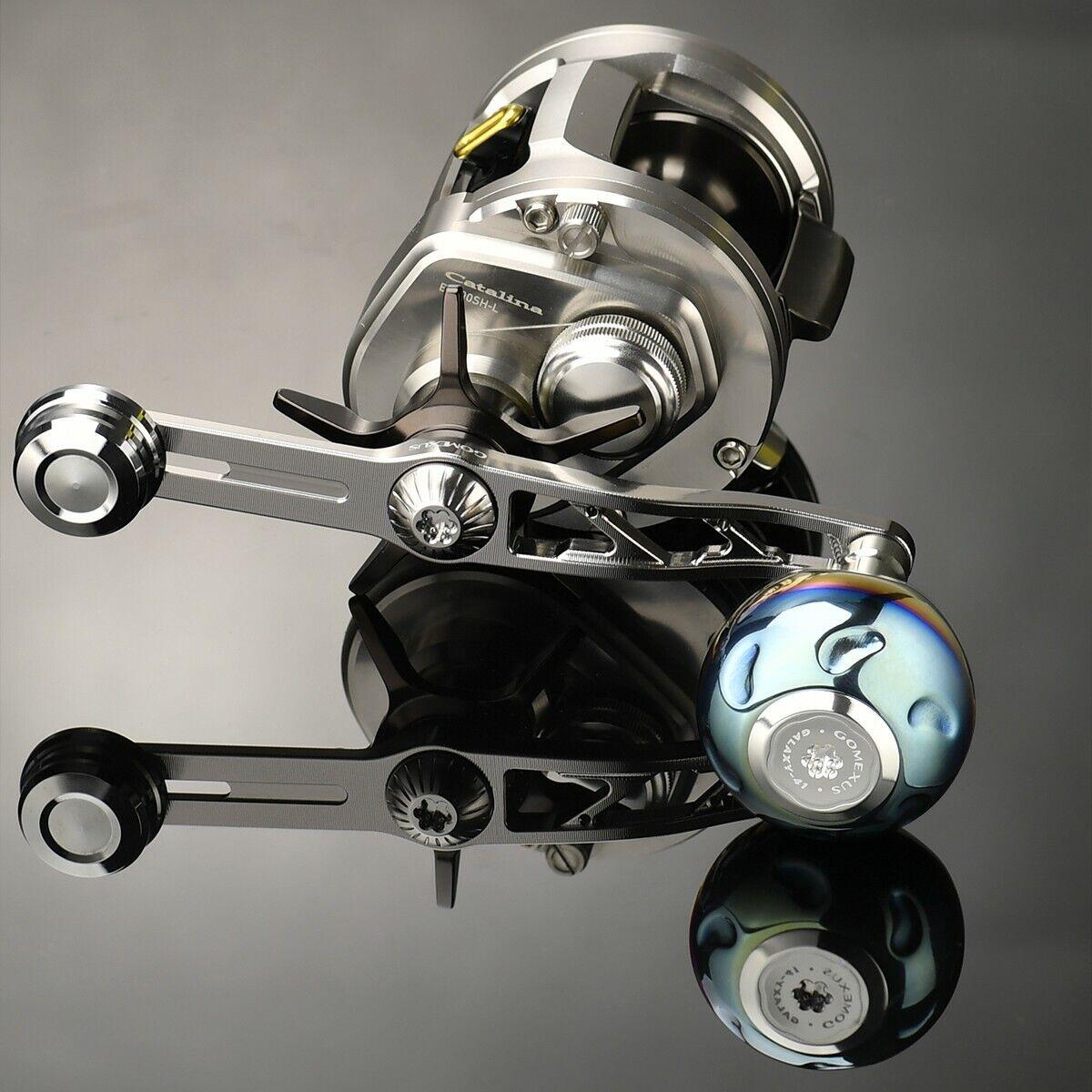 Eine Nahaufnahme des Gomexus Balance Power Handle 7x4mm von Gomexus mit metallischem Design und einem leuchtend bunten Titan-Power-Knopf zeigt detaillierte Komponenten und Präzisionstechnik auf einer reflektierenden schwarzen Oberfläche.