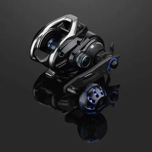 Ein schwarz-blauer Gomexus Carbon-Griff 75 mm mit 38 mm Power-Knopf (7 x 4 mm) wird auf einer dunklen, reflektierenden Oberfläche präsentiert, wodurch die Metallteile und technischen Details hervorgehoben werden. Marke: Gomexus.