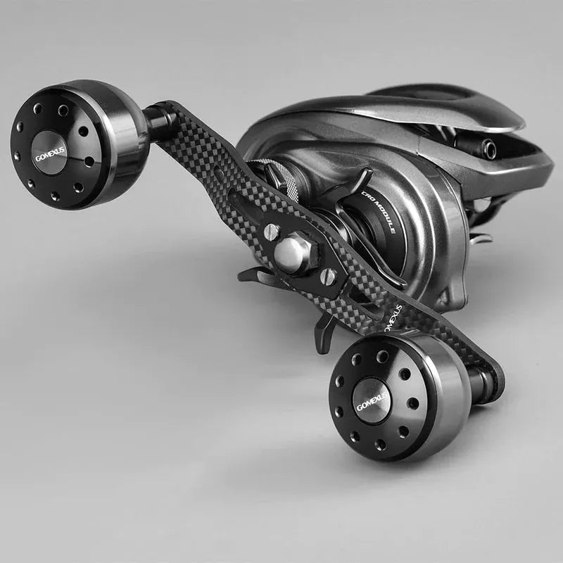Eine Nahaufnahme des Gomexus Crank 105 mm Carbon-Griffs mit 30 mm Aluminium-Power-Knöpfen (7 x 4 mm), kompatibel mit Shimano-Rollen, ist auf einem schlichten grauen Hintergrund zu sehen.