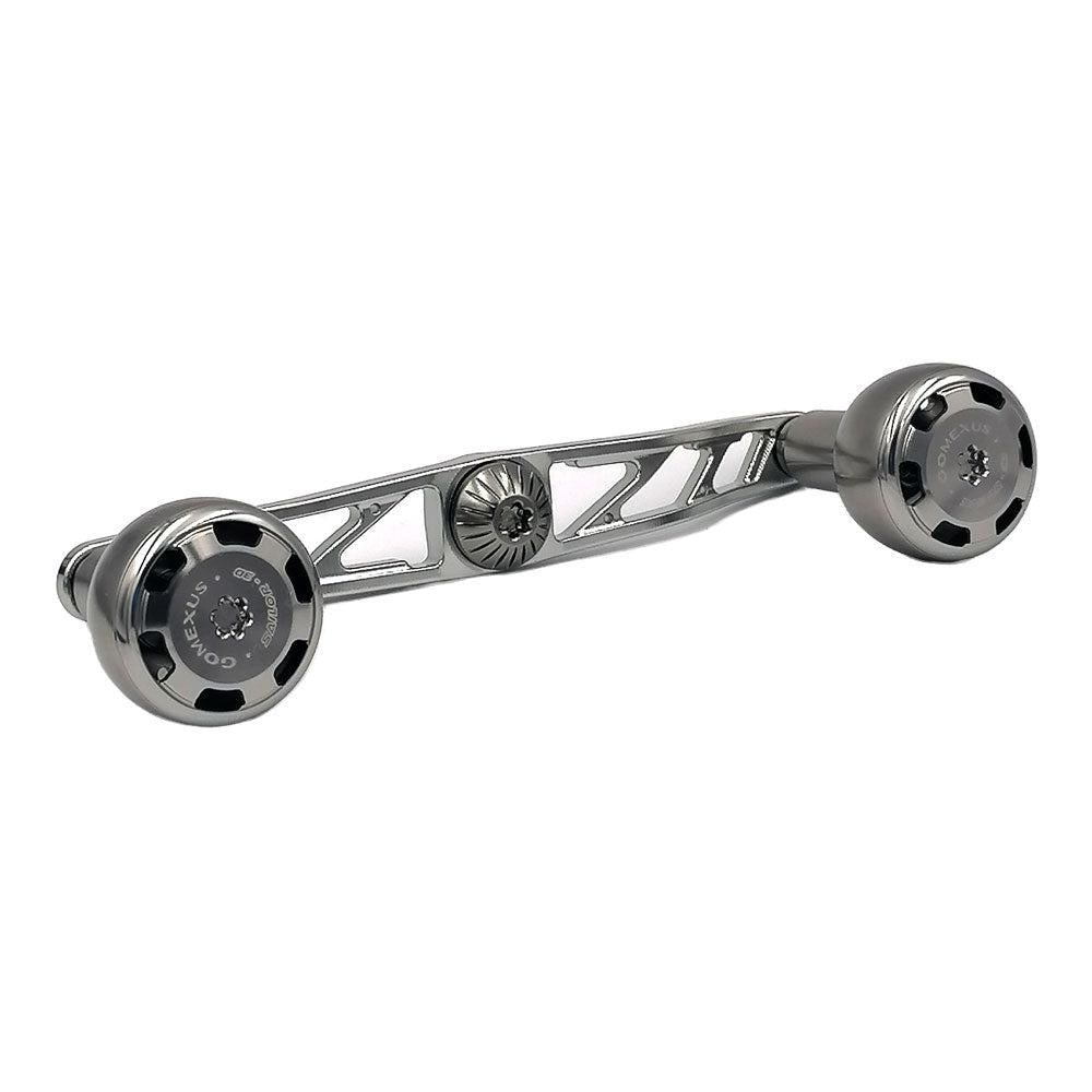 Der Gomexus Crank 110 mm Handle mit 30 mm Sailor Power Knobs (8 x 5 mm) verfügt über ein skelettiertes Metalldesign mit kreisförmigen, strukturierten Enden und bietet präzise Bearbeitung und eingravierte Details – perfekt zum Aufrüsten Ihrer Baitcasterrolle.