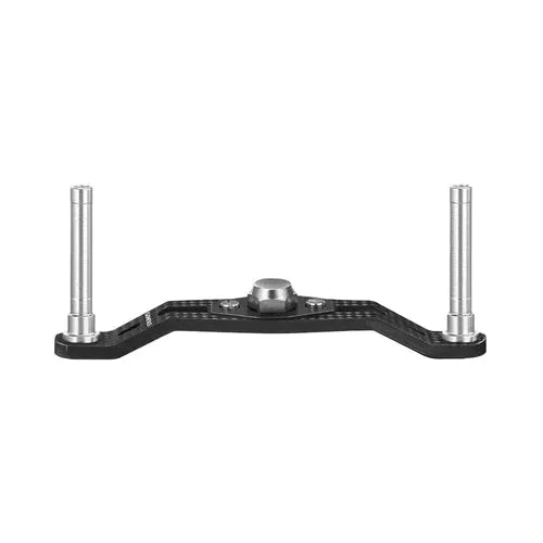 Eine schwarze, flache, rechteckige Metallhalterung mit einem erhöhten Mittelbolzen und zwei vertikalen silbernen Stangen – konzipiert für die Gomexus Kurbel 85mm Carbon Handle ohne Knobs (7x4mm), kompatibel mit Shimano Baitcasterrolle. Marke: Gomexus.