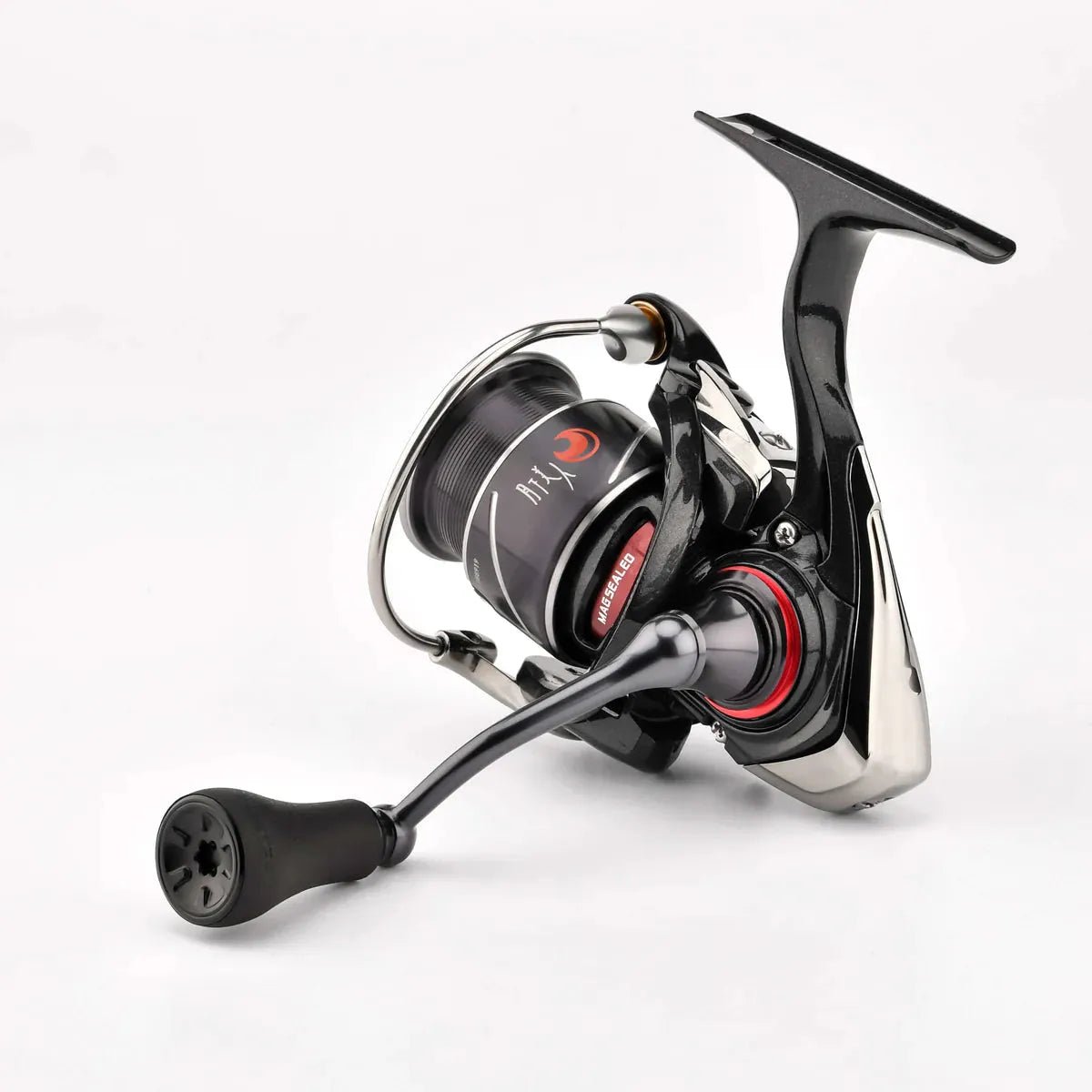 Eine Nahaufnahme des Gomexus P20 mm TPE-Knaufs in Schwarz und Silber mit roten Akzenten von Gomexus, dargestellt auf einem schlichten weißen Hintergrund. Griff und Spule der Rolle sind deutlich sichtbar.