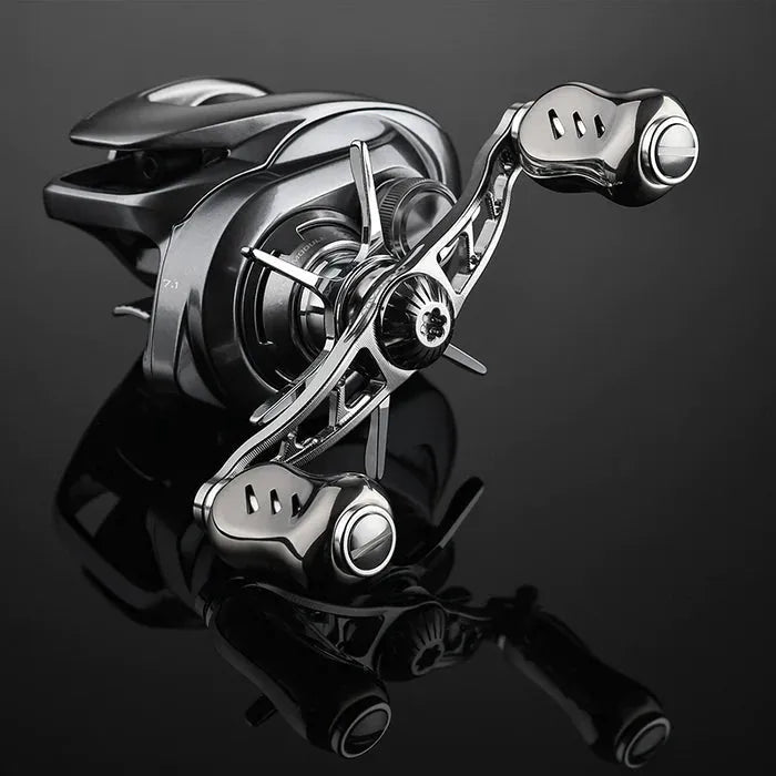 Eine Nahaufnahme der Gomexus Sternbremse 60 mm Angelrolle für Shimano, mit zwei Griffen und Aluminium-Sternbremse, dargestellt auf einer reflektierenden schwarzen Oberfläche, um ihr modernes Design und ihre präzise Technik hervorzuheben.