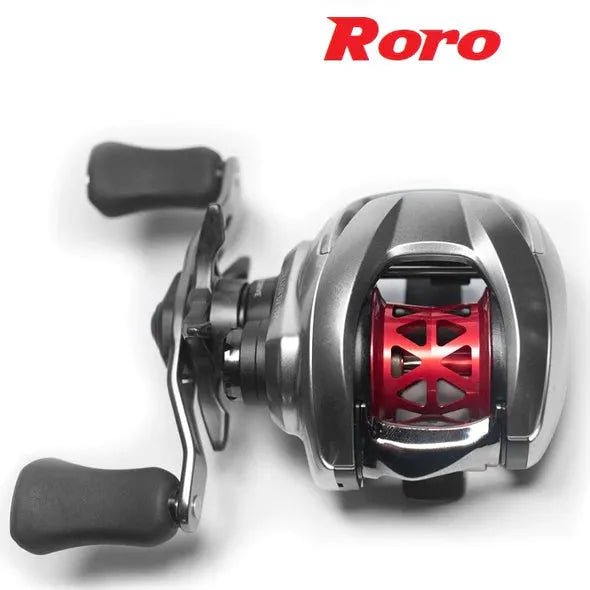Eine silberne und schwarze Roro Lure BFS Titanium Spule X27 Baitcasting-Rolle mit roter Spule, Schaft aus Titanlegierung und zwei schwarzen Griffen ist auf einem weißen Hintergrund abgebildet. "Roro" erscheint in roter Schrift am oberen Rand. Kompatibel mit 21 Steez SV TW und mehr.