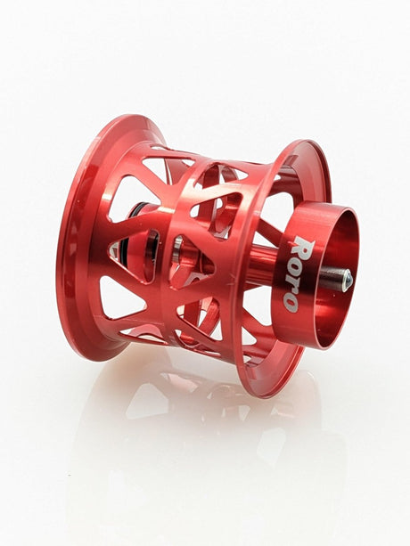 Eine rote Roro Lure BFS Titanium Spule X27, kompatibel mit 21 Steez SV TW, 21 Zillion SV TW, Zillion 1016 T3 und SS SV Ryoga; mit geometrischen Ausschnitten und "Roro"-Branding auf einer Titanlegierungsachse, abgebildet auf Weiß.