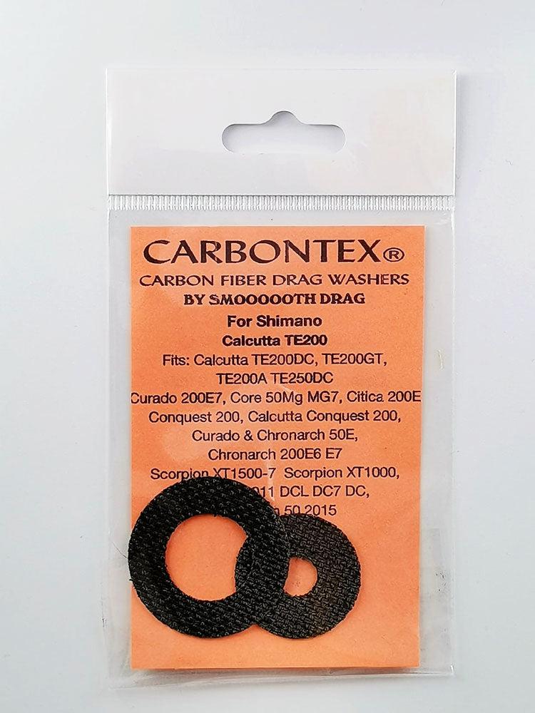 Ein durchsichtiger Plastikbeutel mit der Aufschrift Smoothdrag Bremsscheiben Carbontex für Shimano Baitcasterrolle, der zwei schwarze, strukturierte Scheiben enthält, die für eine bessere Bremsleistung sorgen.