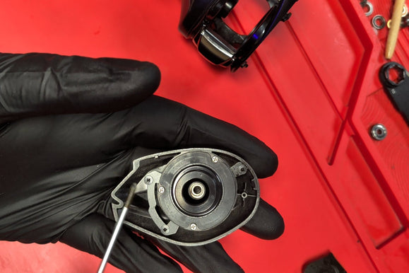 Geöffnete Seitenplatte einer Shimano DC-Rolle mit der DC-Einheit und dem Spulenlager in der Mitte