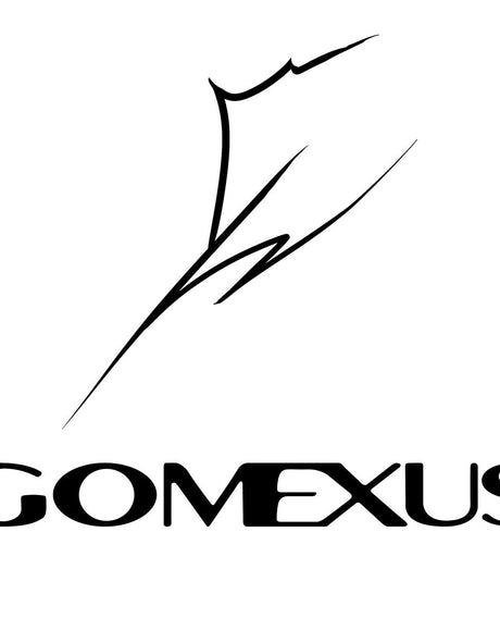 Das Bild zeigt das Wort GOMEXUS in fetten, stilisierten Buchstaben unter einer einfachen, abstrakten Linienzeichnung, die an einen Fisch oder eine Fischflosse erinnert. Das Design ist schwarz auf weißem Hintergrund.