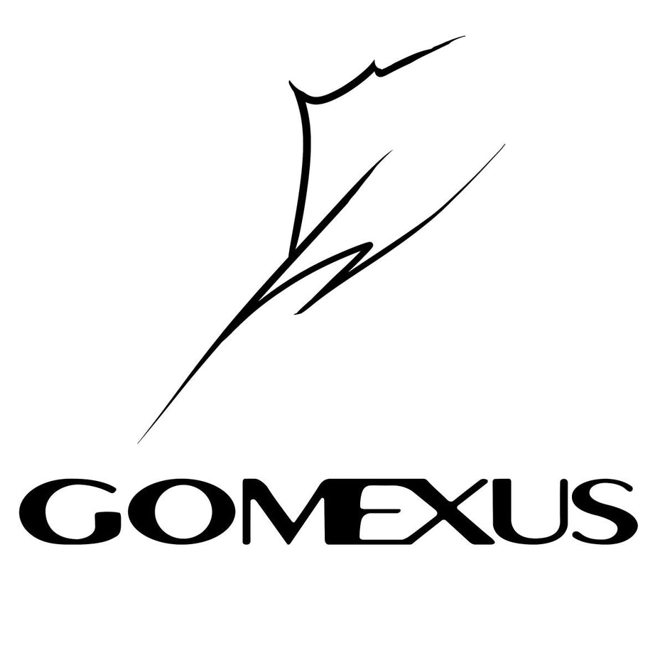 Das Bild zeigt das Wort GOMEXUS in fetten, stilisierten Buchstaben unter einer einfachen, abstrakten Linienzeichnung, die an einen Fisch oder eine Fischflosse erinnert. Das Design ist schwarz auf weißem Hintergrund.