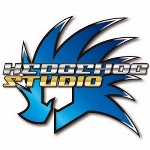 Ein stilisiertes blaues Igel-Logo mit dem Schriftzug "HEDGEHOG STUDIO" in fetter silberner und gelber Farbverlaufsschrift über dem Design auf weißem Hintergrund.