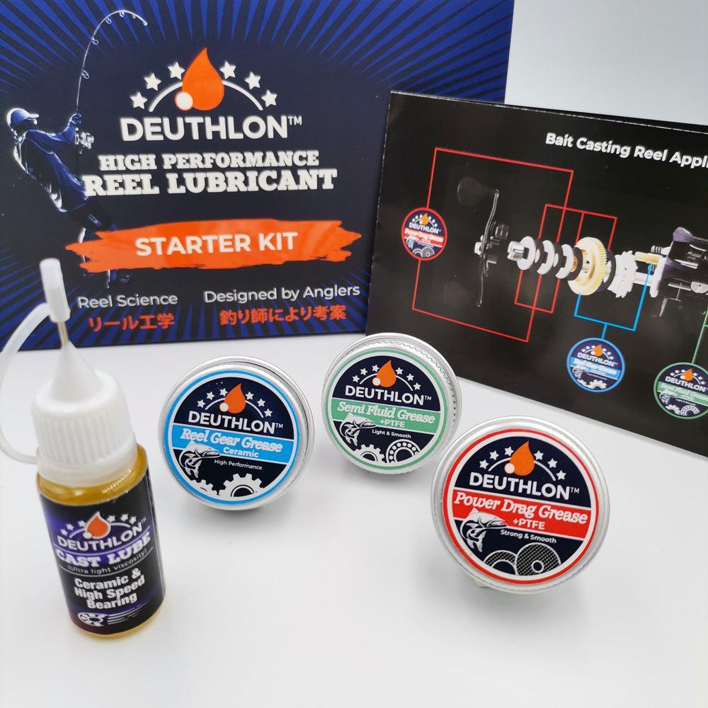 Abgebildet ist ein Deuthlon Rollenschmiermittel-Starterset, das eine Flasche NAST Lube und drei Dosen Schmierfett enthält. Im Hintergrund befindet sich eine Anweisungskarte mit Diagrammen zu den Rollen.