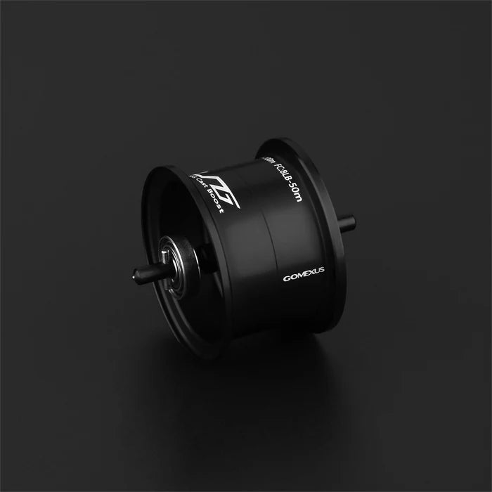 Eine schwarze zylindrische Angelrolle mit weißem Text und einem Metallschaft ist auf einem soliden dunklen Hintergrund abgebildet.