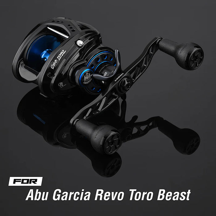 Eine Nahaufnahme einer schwarzen Abu Garcia Revo Toro Beast Angelrolle mit blauen Akzenten auf einem dunklen Hintergrund. Der Produktname wird am unteren Rand des Bildes angezeigt.