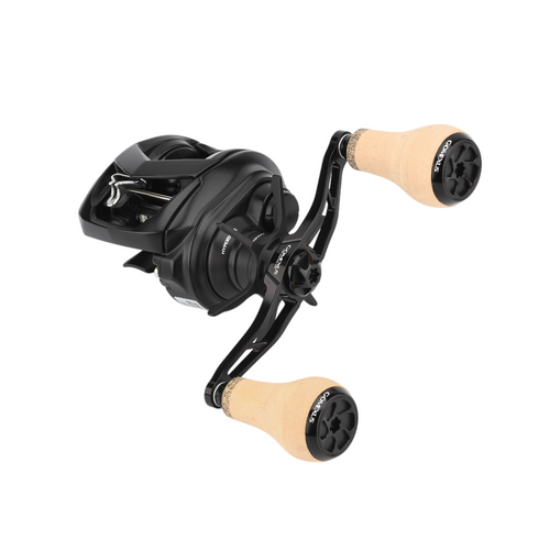 Gomexus Crank 100 mm Handle in Schwarz mit Kork Knobs montiert an einer Baitcaster Rolle