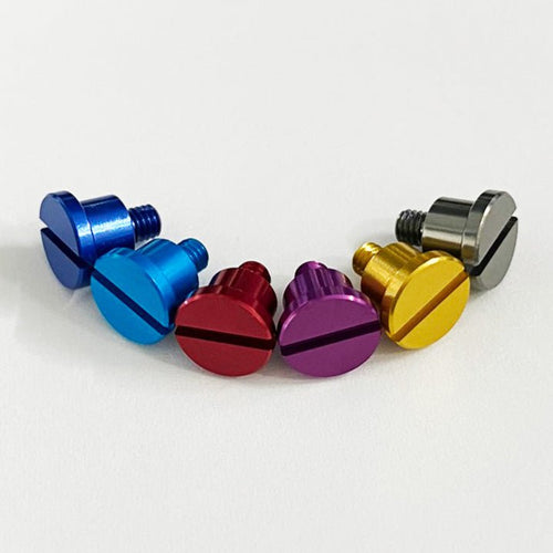 Fünf Hedgehog Studio Brake Dial Screws für Shimano 22 Aldebaran BFS, die zur Farbabstimmung konzipiert sind, sind in Blau, Rot, Lila, Gelb und Silber in einem leichten Bogen auf weißem Hintergrund dargestellt.
