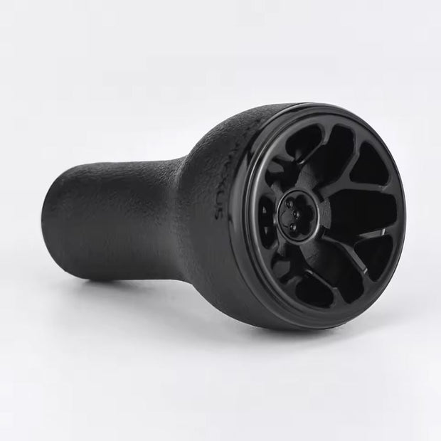 Der Gomexus 30mm TPE-L Knopf, ein schwarzer zylindrischer Drehknopf von Gomexus, verfügt über einen strukturierten Griff und ein mehrspeichiges, radähnliches Ende, das horizontal auf einem schlichten weißen Hintergrund abgebildet ist.