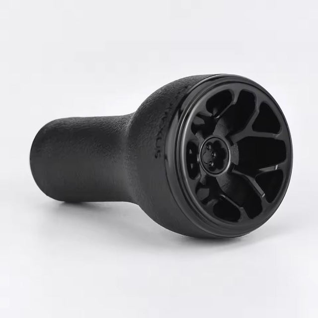 Der Gomexus 30mm TPE-L Knopf, ein schwarzer zylindrischer Drehknopf von Gomexus, verfügt über einen strukturierten Griff und ein mehrspeichiges, radähnliches Ende, das horizontal auf einem schlichten weißen Hintergrund abgebildet ist.