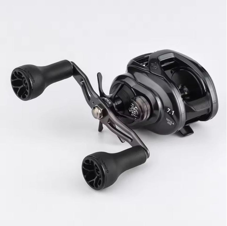 Der 30-mm-TPE-L-Knauf von Gomexus verfügt über zwei große, rutschfeste Griffe und eine sichtbare Spule mit einem Übersetzungsverhältnis von 7,1 - ideal zur Aufwertung Ihrer schwarzen Baitcasting-Angelrolle. Vor einem schlichten weißen Hintergrund.