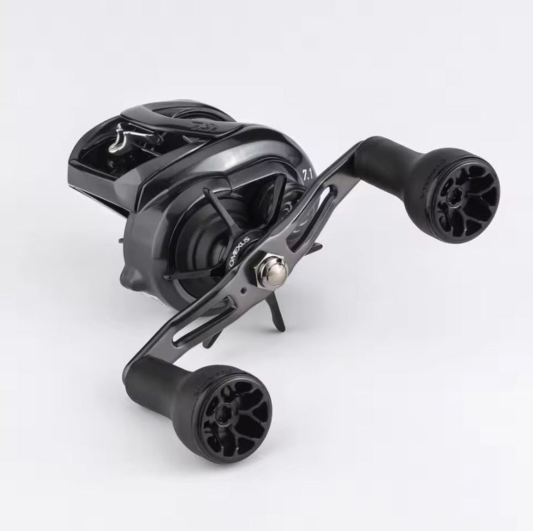 Der Gomexus 30mm TPE-L Knob, ein schwarz-silberner ergonomischer Baitcasting-Rollengriff von Gomexus, verfügt über zwei große Griffe mit einem TPE Power Knob für einen rutschfesten Griff und ist auf einem schlichten weißen Hintergrund dargestellt.