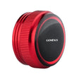 Eine runde, rot-schwarze Gomexus-Aluminium-Spulenspannungsknopfkappe für Shimano WT4- und SLX-DC-Rollen mit dem Markennamen in Weiß in der schwarzen Mitte ist vor einem schlichten weißen Hintergrund abgebildet.