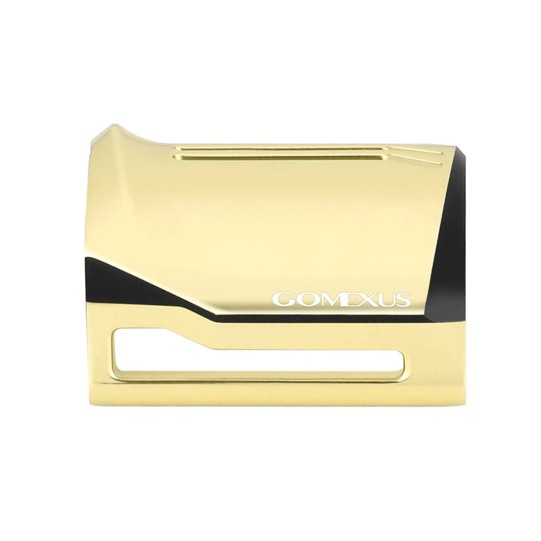 Eine gold-schwarze Gomexus-Kupplungsabdeckung für 21-22 Calcutta Conquest und 23 Calcutta Conquest BFS ist auf einem weißen Hintergrund abgebildet. Die rechteckige Abdeckung hat eine geschlitzte Öffnung und abgeschrägte Kanten, ideal für Baitcaster-Tuning.