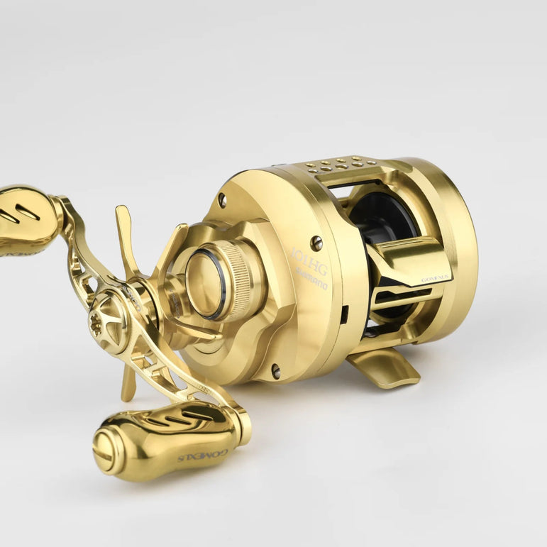 Eine Gomexus-Kupplung für die 21-22 Calcutta Conquest und die 23 Calcutta Conquest BFS, abgebildet in Gold mit Metallic-Finish, Griff, Spule und Einstellknopf auf hellgrauem Hintergrund - ideal für Angler, die erstklassige Leistung suchen.