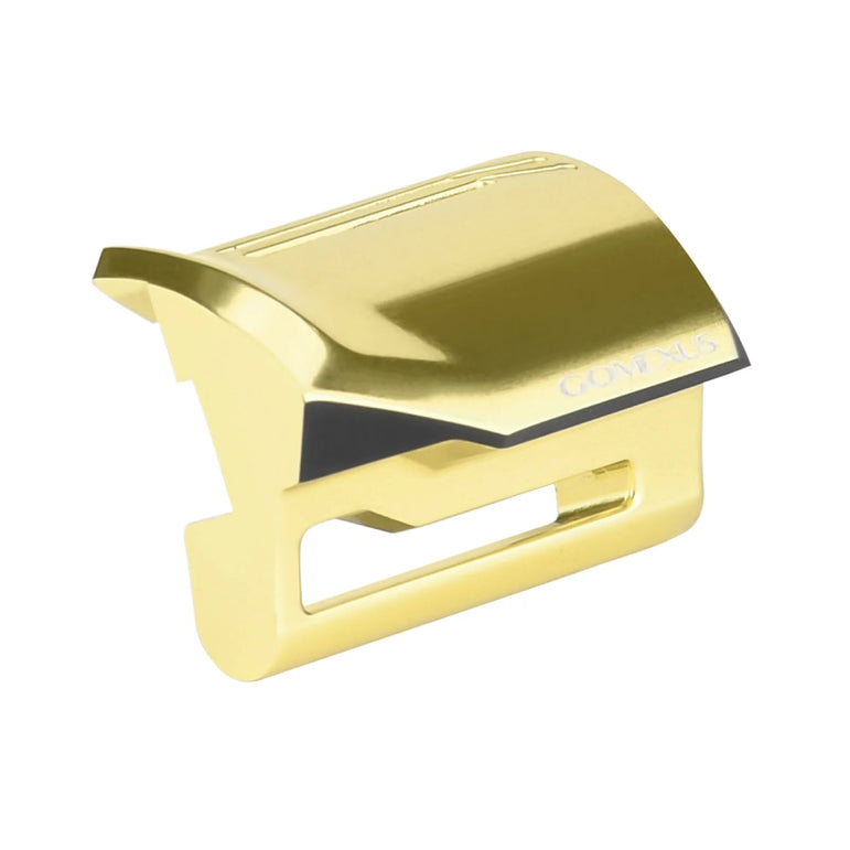 Eine glänzende, goldfarbene Gomexus Clutch für 21-22 Calcutta Conquest & 23 Calcutta Conquest BFS, mit einem gewölbten Oberteil, rechteckigem Ausschnitt und geschlitztem Boden. Auf dem oberen Rand ist "Gomexus" eingraviert. Fotografiert auf weißem Hintergrund.