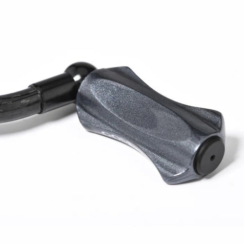 Nahaufnahme des Gomexus CraftFin-35 Carbon-Griffs für Stationärrollen - sein 35-mm-Carbon-Kurbelarm und sein 18-mm-Knauf erinnern an ultraleichte Angelausrüstung, mit einem schlanken Design wie eine Hochleistungs-Carbon-Kurbelkomponente.