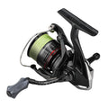Die Gomexus CraftFin-35 Spinnrolle hat ein schwarz-silbernes Design, eine grüne Schnurspule und einen 35-mm-Carbongriff mit 18-mm-Knauf - perfekt für das ultraleichte Angeln; abgebildet auf einem weißen Hintergrund.