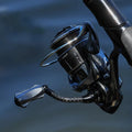 Nahaufnahme eines Gomexus CraftFin-35 Carbon Griffs (35mm Kurbelarm, 18mm Knopf) für Stationärrollen, montiert an einer Angelrute - ideal für Ultralight Angler und perfekt fürs ultraleichte Fischen.