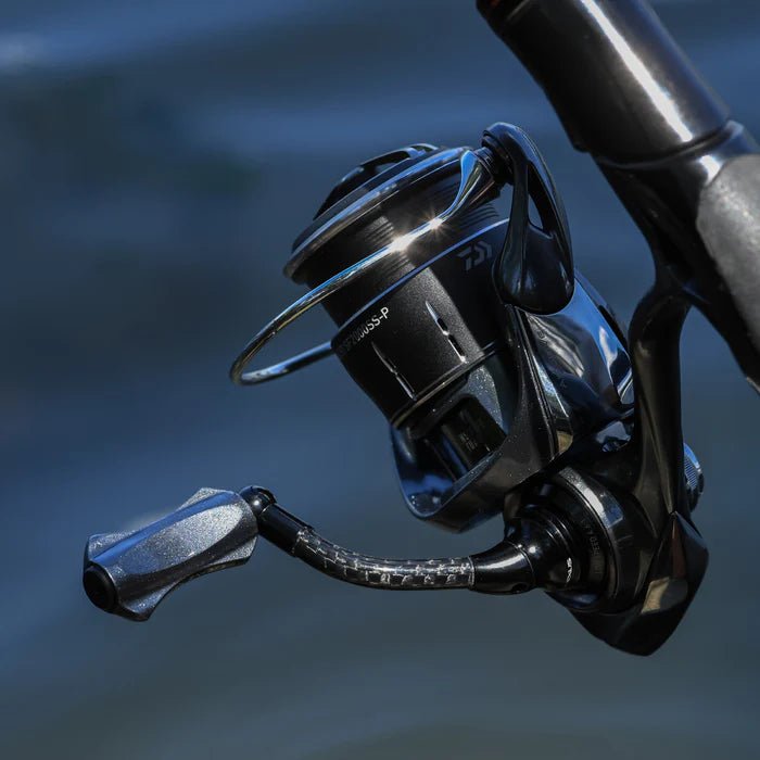 Nahaufnahme eines Gomexus CraftFin-35 Carbon Griffs (35mm Kurbelarm, 18mm Knopf) für Stationärrollen, montiert an einer Angelrute - ideal für Ultralight Angler und perfekt fürs ultraleichte Fischen.