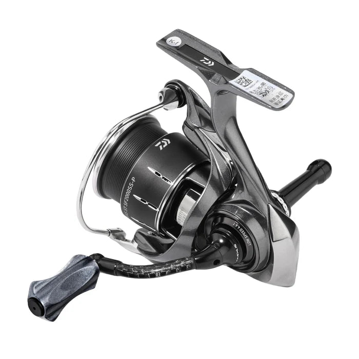 Der Gomexus CraftFin-35 Carbon-Griff für Stationärrollen - mit einem 35-mm-Carbonarm und einem 18-mm-Knauf - ist perfekt für Ultraleichtangler. Abgebildet in Schwarz und Silber vor weißem Hintergrund.