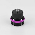 Die Gomexus Flat Spool für Shimano 20 & 22 Metanium, eine schwarze Aluminium-BFS-Spule mit einem gerändelten lila Ring und einem silbernen Bolzen, wird vor einem schlichten weißen Hintergrund gezeigt.