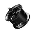 Eine schwarze zylindrische Gomexus Flat Spool für Shimano 20 & 22 Metanium Rollen, aus Aluminium mit FC:8LB-50m Markierung und Logic Cast Boost, entwickelt für BFS Tuning, isoliert auf weißem Hintergrund dargestellt.