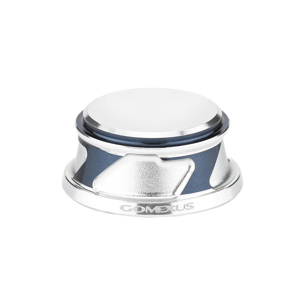 Auf weißem Hintergrund ist eine silber-blaue Gomexus-Griffschraubkappe für Daiwa- und Shimano-Rollen (2000-5000er) mit strukturiertem Griff und eingraviertem GOMEXUS-Logo abgebildet.