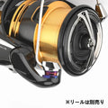 Nahaufnahme eines Gomexus Schnurlaufröllchens für Daiwa 23 Regalis Angelrolle in Gold und Schwarz mit metallischen Akzenten auf weißem Hintergrund. Der japanische Text unten rechts weist darauf hin, dass die Rolle separat verkauft wird. Marke: Gomexus.