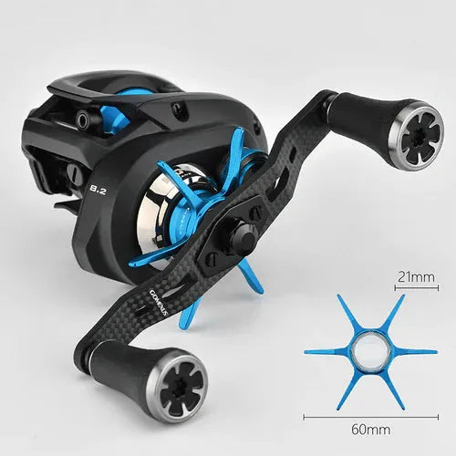 Die Gomexus Sternbremse 60 mm | Shimano ist eine schwarz-blaue Baitcasting-Rolle mit einer sternförmigen Aluminiumbremse, zwei strukturierten Griffen und Abmessungen von 21 mm Höhe und 60 mm Breite.