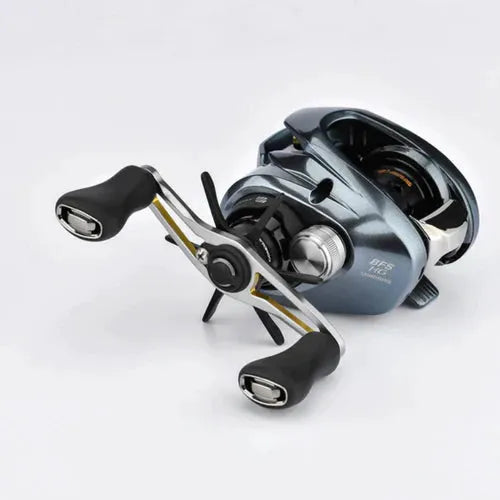 Eine Nahaufnahme der Gomexus Sternbremse 60 mm für Shimano mit Metallic-Finish, zwei Griffen mit schwarzen Griffen, sichtbarer Spule und Aluminium-Sternbremsenverstellung, platziert auf einer schlichten weißen Oberfläche.