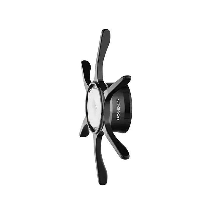 Eine schwarze, wandmontierte Analoguhr mit fünf geschwungenen Speichen, inspiriert vom Design der Shimano Baitcastrolle. 